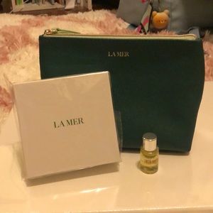 La Mer travel bag with renewal oil and guasha